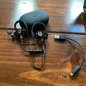 PowerBeats 3 Black and Gold